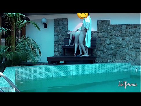 ❤️ Oga pe iranṣẹbinrin si awọn pool, sugbon ko le koju kan gbona ☑ Iwa onihoho furo